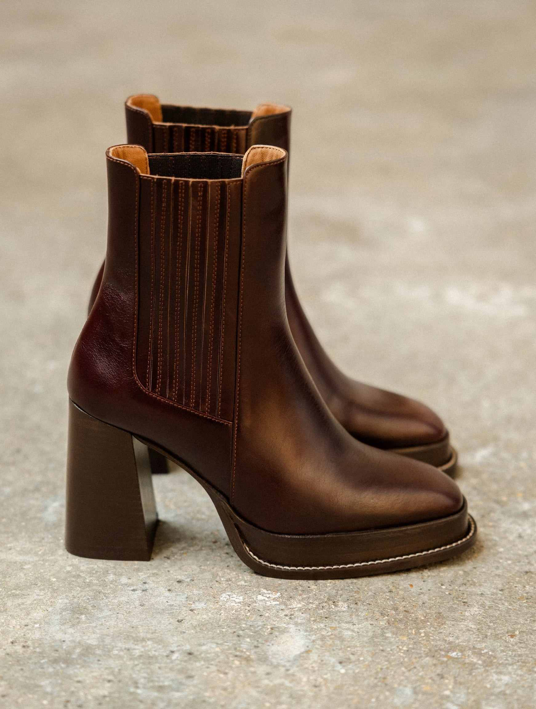DEVA — Bottines à plateau et talon haut en cuir suédé