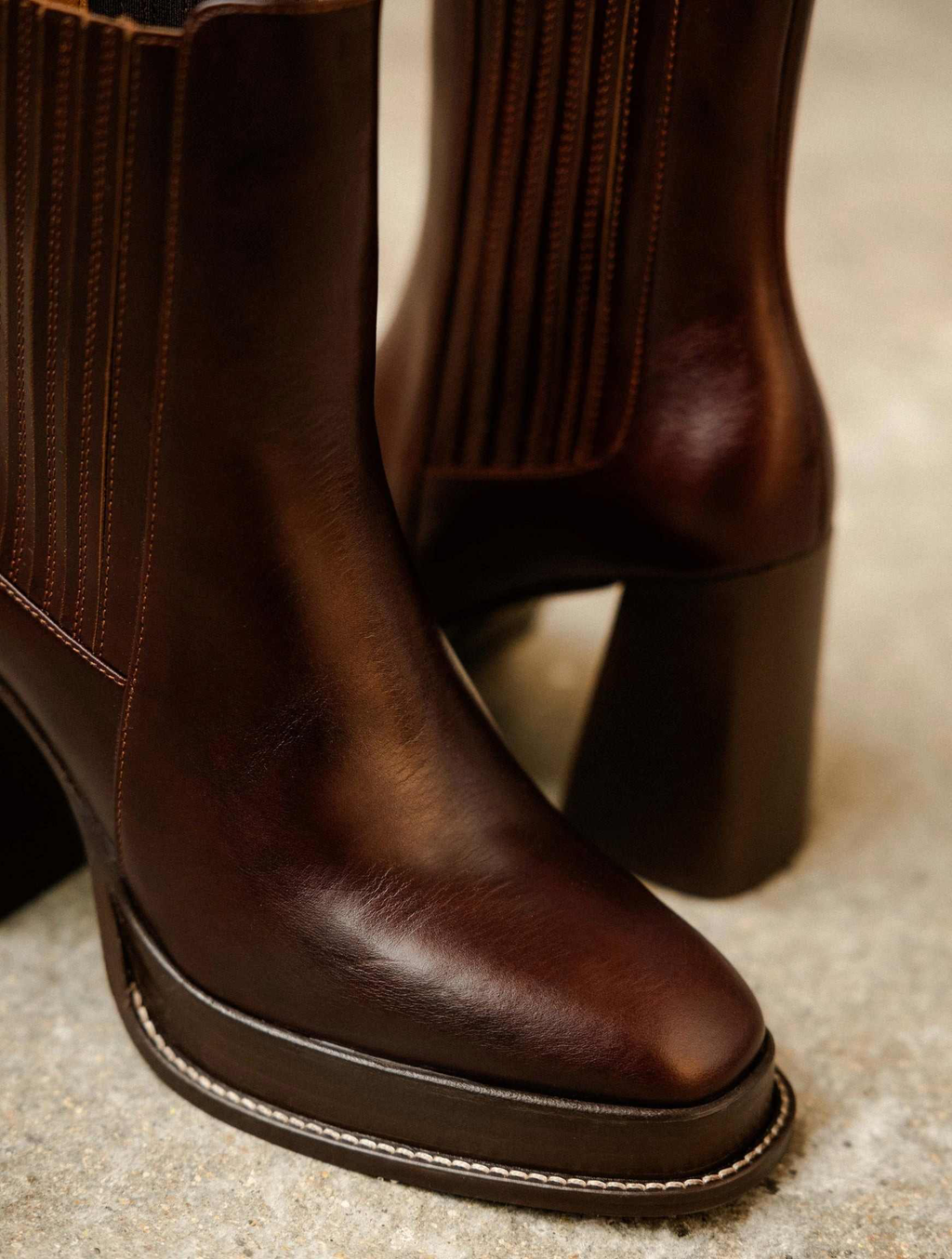 DEVA — Bottines à plateau et talon haut en cuir suédé