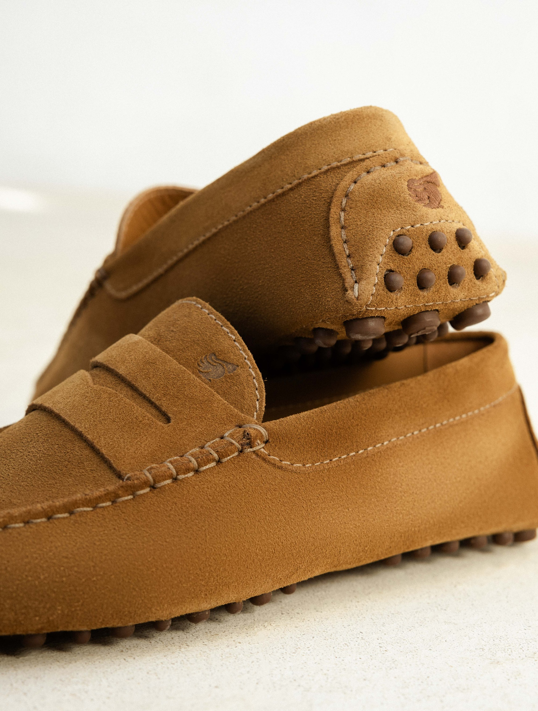 LEWIS — Mocassin driving loafer en cuir suédé