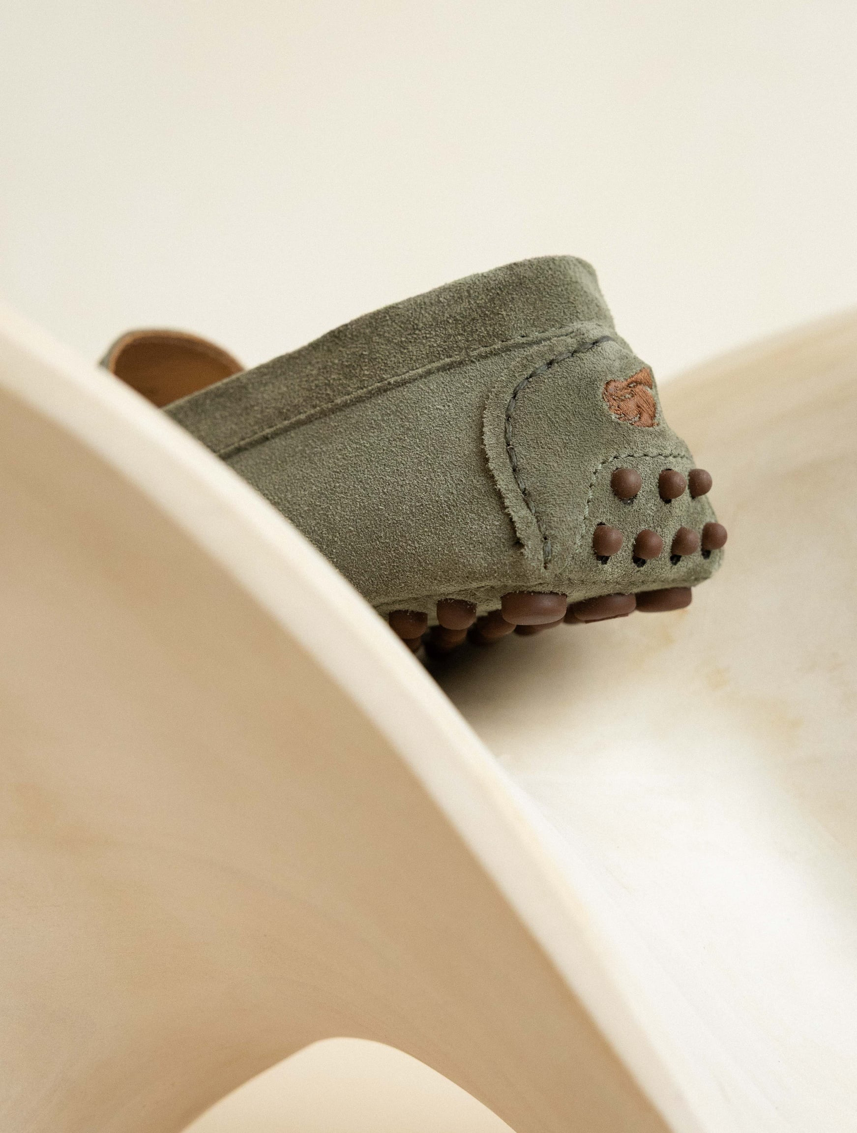 LEWIS — Mocassin driving loafer en cuir suédé