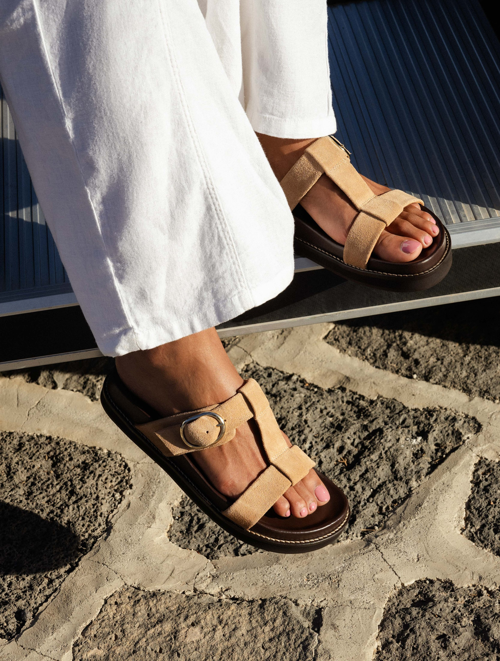 FAJAR — Sandales plates en cuir